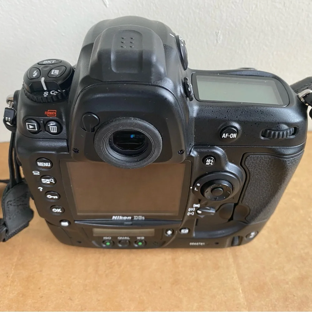Nikon D3s Digital SLR Camera ( Body)